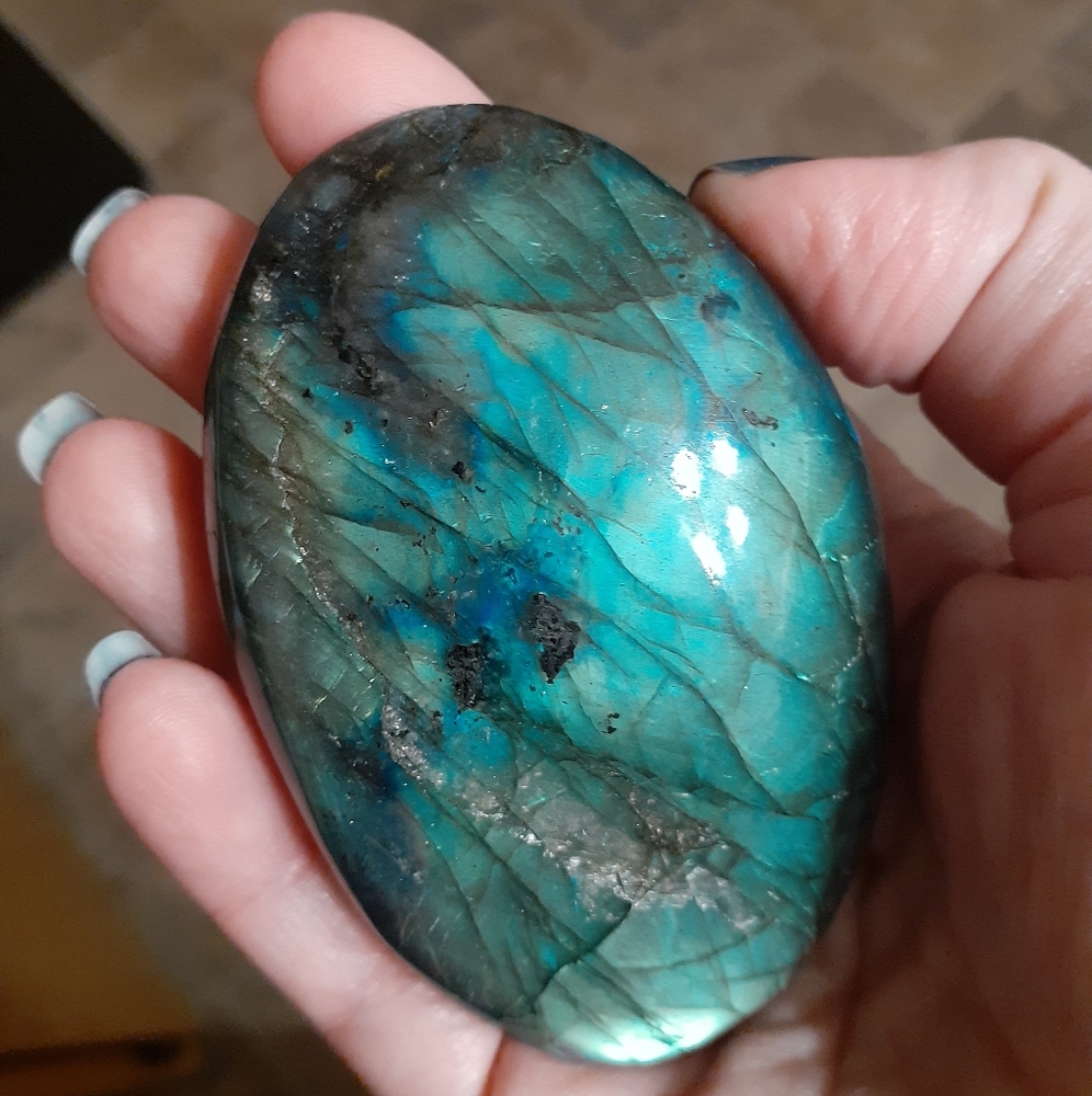 Large Labradorite Palmstone - Picture 3 of 6